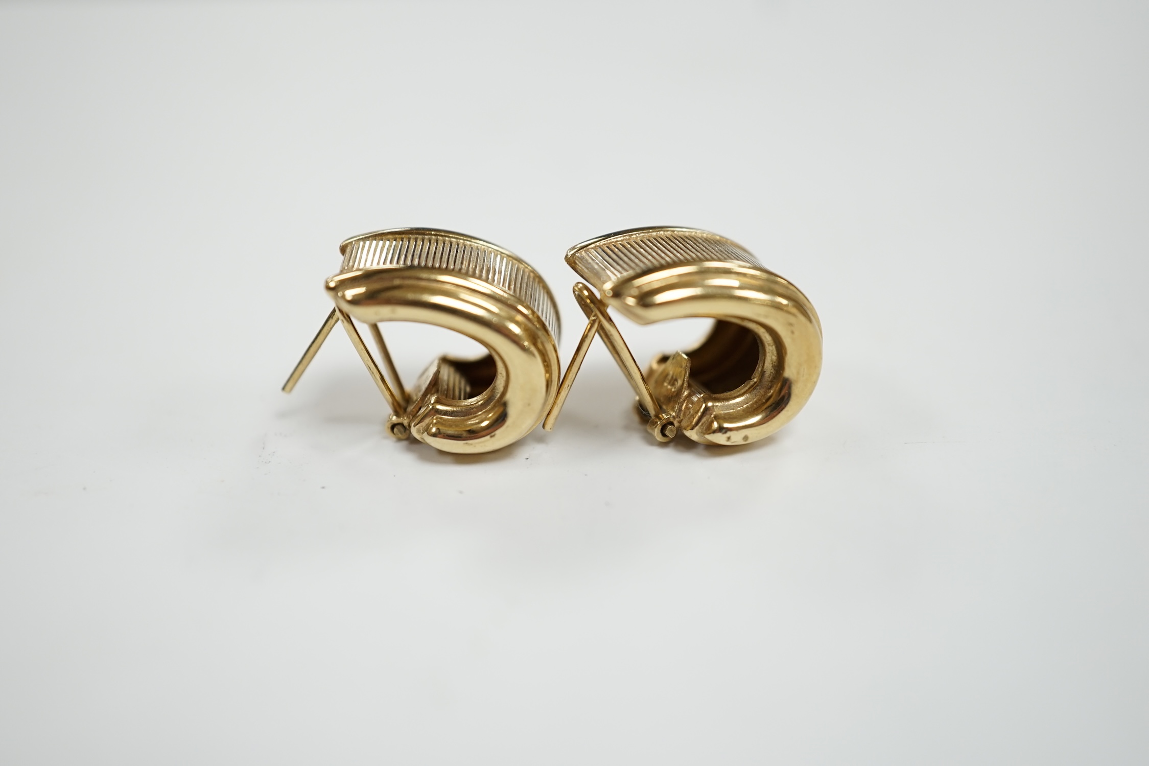A modern pair of 375 earrings, with central textured band, 18mm, 4.9 grams.